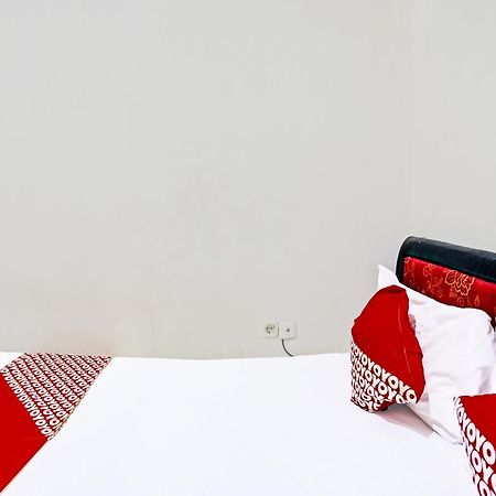 Oyo Life 92190 Arya Guest House Tulungagung Bagian luar foto