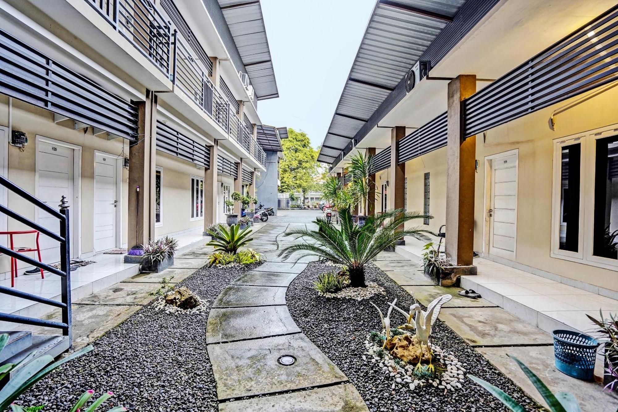 Oyo Life 92190 Arya Guest House Tulungagung Bagian luar foto